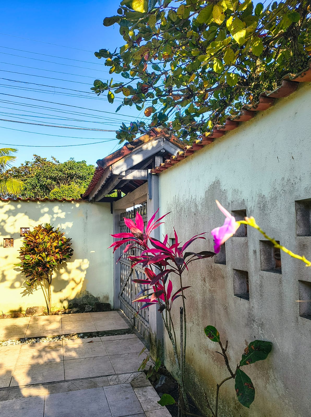 CAS261397 Casa Reformada no Satélite Itanhaém – 02 Dormitórios a 70m da Praia