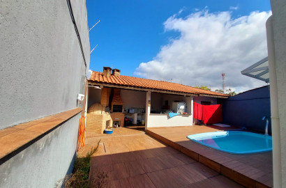 CAS261400 Casa Reformada com Piscina a 280m da Praia – Semimobiliada e com Edícula