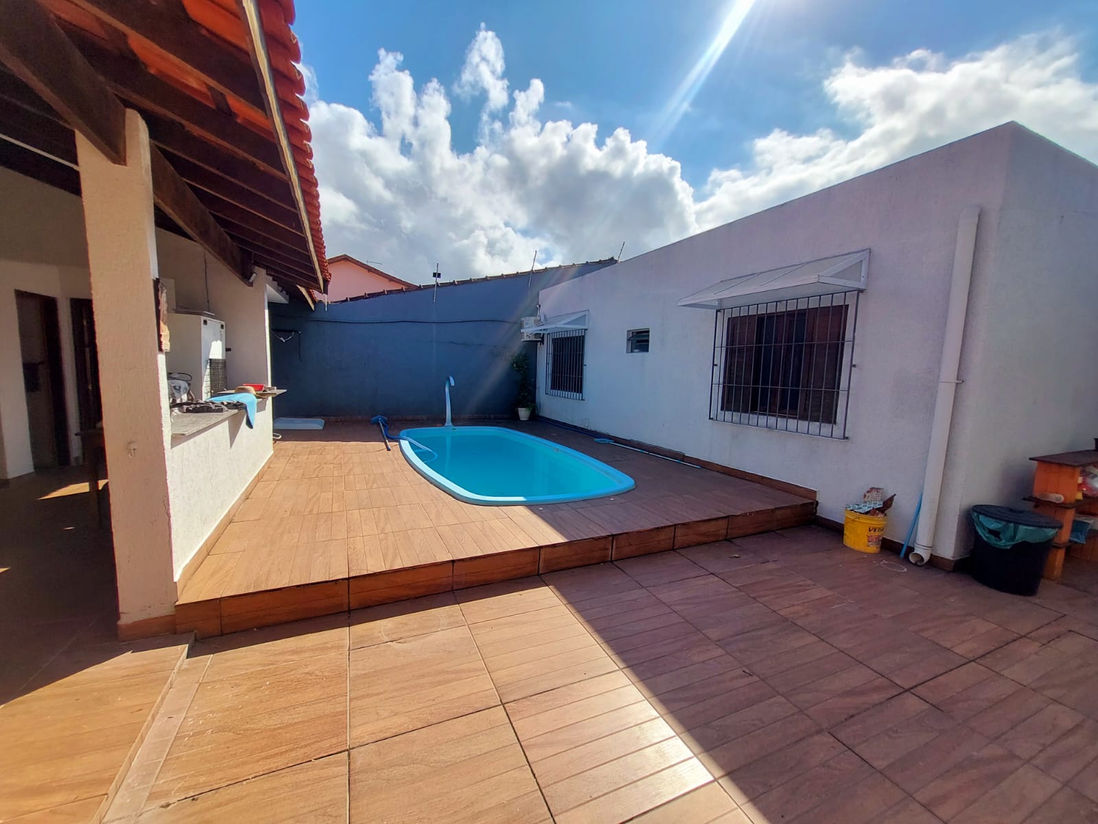 CAS261400 Casa Reformada com Piscina a 280m da Praia – Semimobiliada e com Edícula