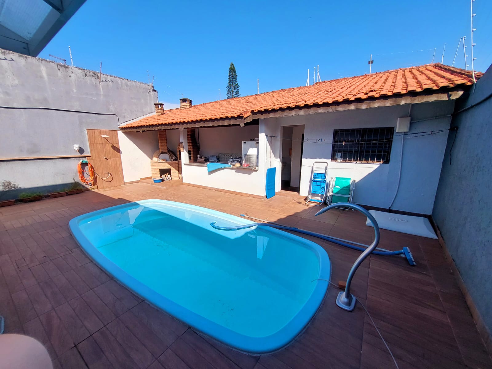 CAS261400 Casa Reformada com Piscina a 280m da Praia – Semimobiliada e com Edícula