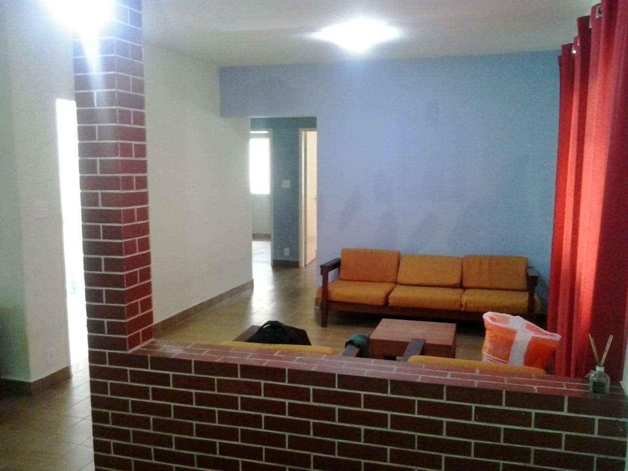 -CAS261402 Casa Térrea com 02 Salas em Itanhaém – Quintal Amplo com Espaço para Piscina