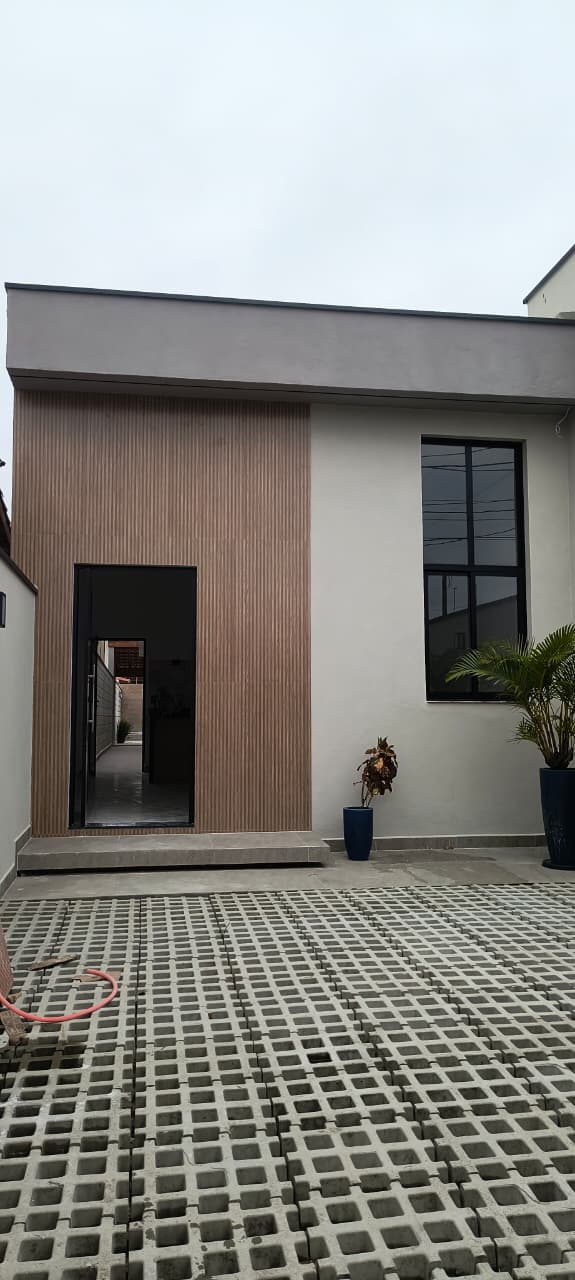 -CAS261402 Casa Térrea com 02 Salas em Itanhaém – Quintal Amplo com Espaço para Piscina