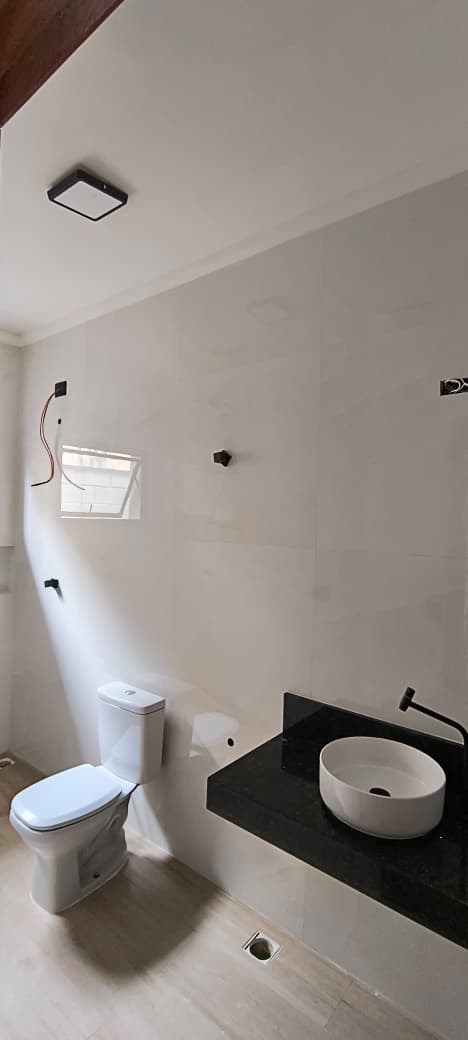 -CAS261402 Casa Térrea com 02 Salas em Itanhaém – Quintal Amplo com Espaço para Piscina