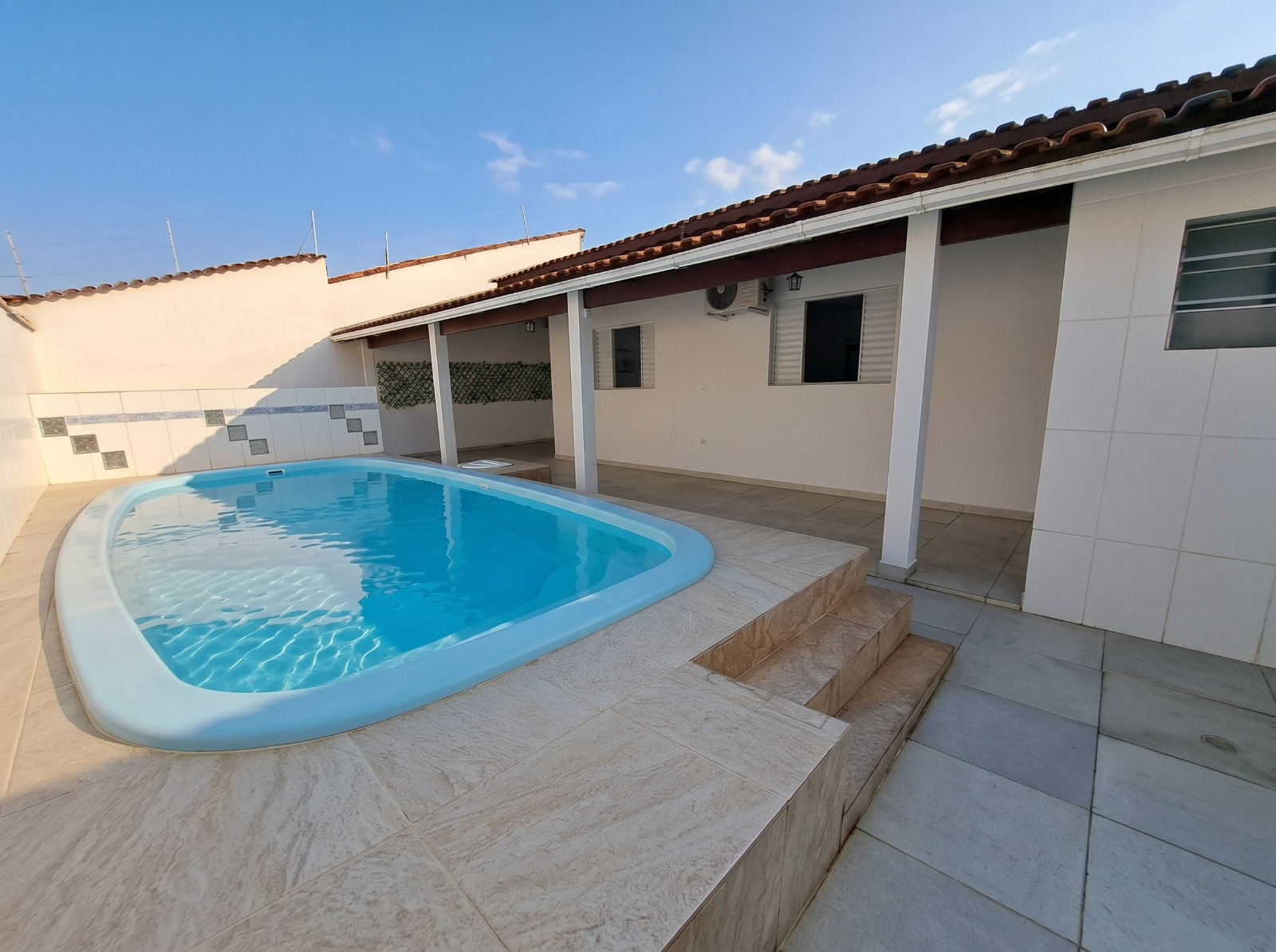CAS261403 Casa com Piscina e Edícula no Cibratel II Itanhaém – 04 Dormitórios a 700m do Mar